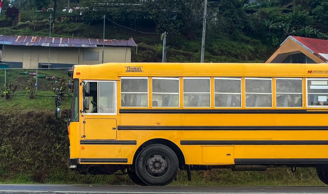 Wat hogere dieselprijzen betekenen voor het schoolvervoer en de maandlasten thuis